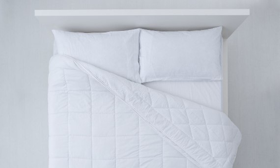 Poduszka ortopedyczna do spania na boku i plecach – jaką wybrać, czy warto?